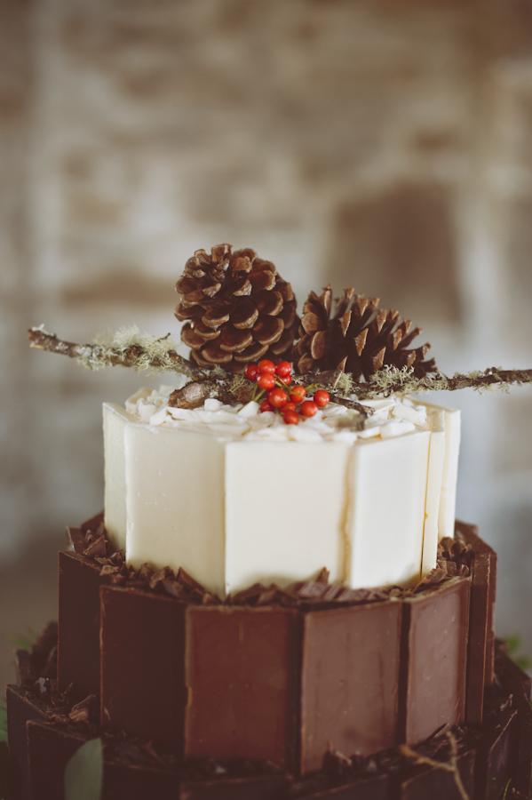 Autumn Wedding Ideas, Pine cones and berries, a very autumn wedding cake.