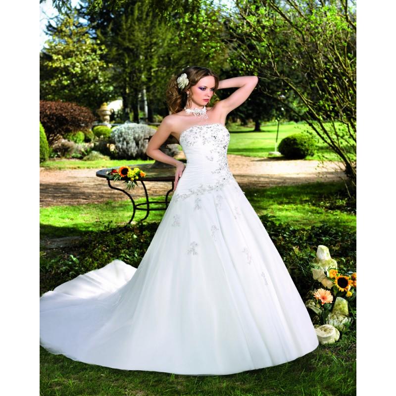 My Stuff, Elegant A-line Strapless Lace Beading Chapel Train Satin&Tulle Wedding Dresses - Dressesul