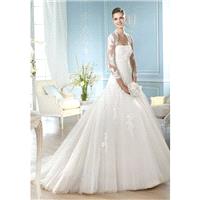 Glamorous Ball Gown Strapless Lace & Tulle Floor Length Wedding Dress With Appliques - Compelling We