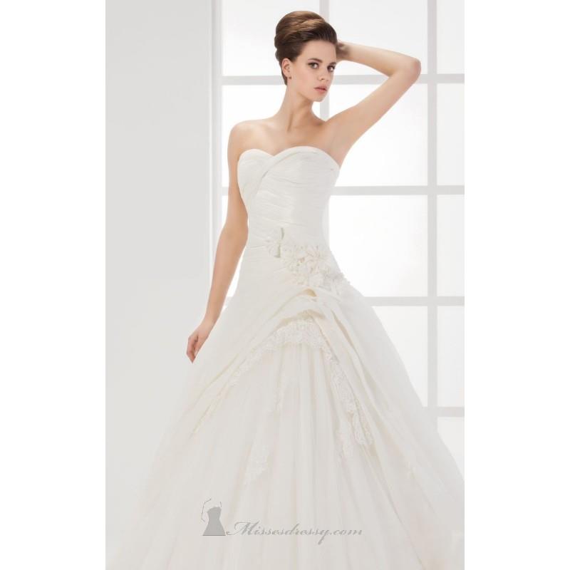My Stuff, Cream Embellished Pleated Strapless Sweetheart Gown by Pure White by Saboroma - Color Your