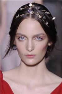 This Valentino headband from 2011 offers an understated take for a more classical bride.