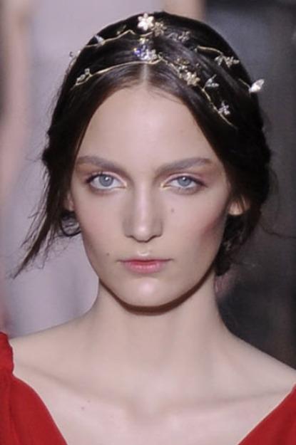 Floral Crowns, This Valentino headband from 2011 offers an understated take for a more classical bri
