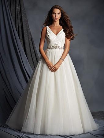 My Stuff, https://www.eudances.com/en/alfred-angelo/2517-alfred-angelo-2495-v-neckline-ball-gown-wed