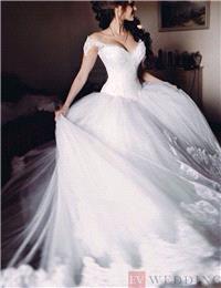 Bridal Dresses. Sweetheart Lace Wedding Dress With Ruffles