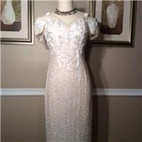 Vintage stunning Alyce Designs bridal gown elegant beading detailing size 8 - Hand-made Beautiful Dr